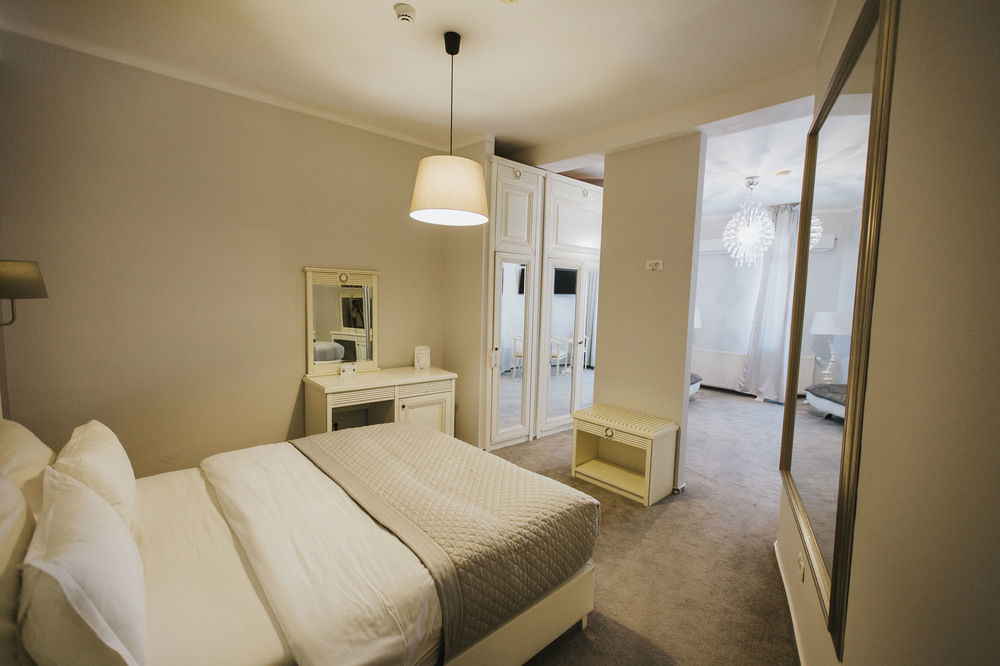 Hotel Cornelia 3*